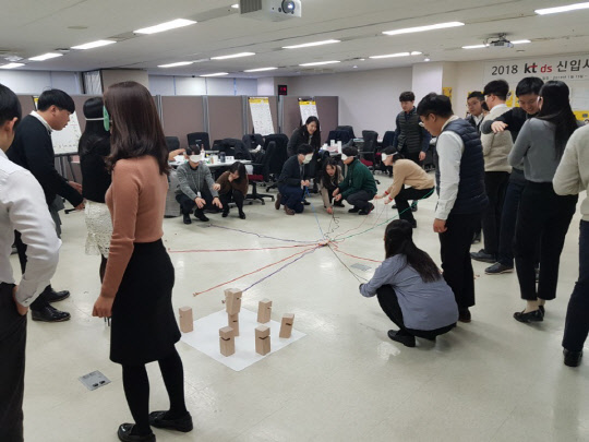 2018년 KT DS 신입사원들이 체험을 통한 협업교육을 받고 있다. KT DS 제공